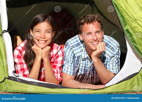 Pares Rom Nticos Felices Que Acampan En La Mirada De La Tienda Foto De