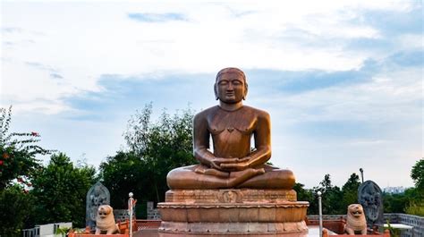 Premium Photo | Lord mahavira statue the founder of jain religion ...