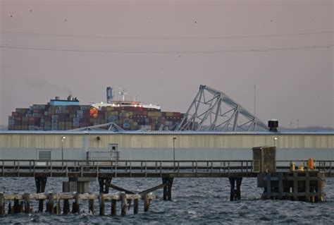 Ao menos seis pessoas estão desaparecidas após navio colidir ponte