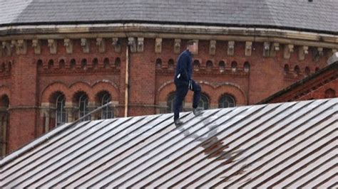 Prisoner protests on roof of Strangeways prison in Manchester | ITV ...