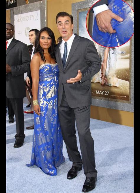 Sex and the City Chris Noth est très coquin avec sa fiancée sur un tapis rouge rempli de