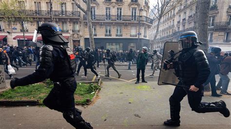 Protestas En Francia Cargan Contra Miles De Manifestantes En París