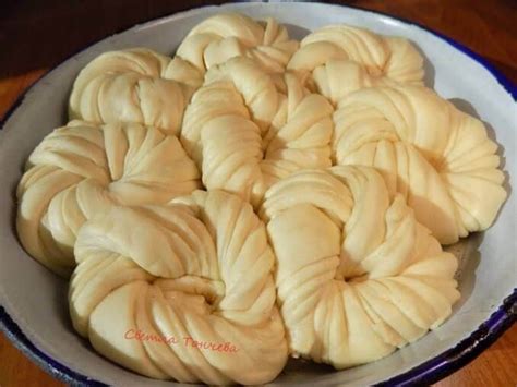 Изумително пухкава питка на възли in 2020 | Bulgarian recipes, Food ...