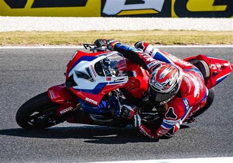 Sbk Alvaro Bautista Domina Le Prove Libere A Phillip Island