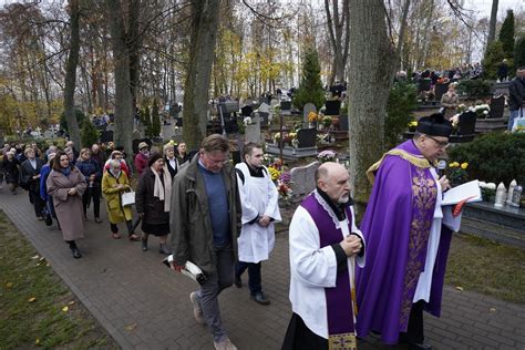 Dzień Wszystkich Świętych Procesja i msza na cmentarzu w Miastku