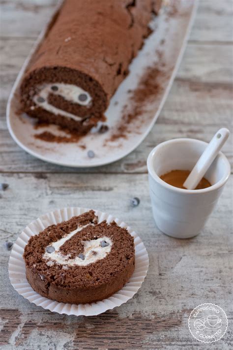 Rotolo Al Cioccolato Con Bagna Al Caff E Farcito Con Panna E Gocce Di