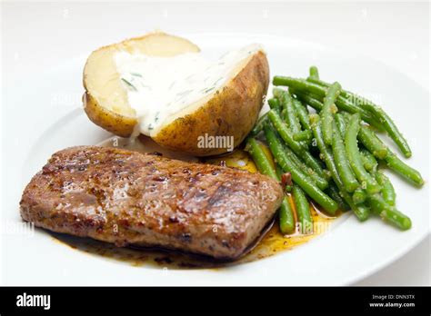 Lammfilet Mit Bohnen Und Potatao Stockfotografie Alamy