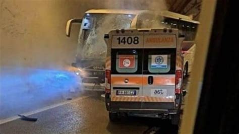 Scontro Tra Pullman E Ambulanza Nella Galleria Ca Gulino Paolini