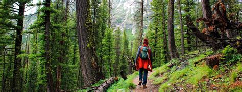 Hiking Essentials Checklist (26 Things to Pack on a Hike)