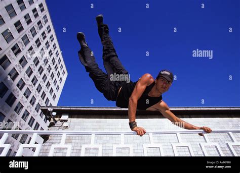 Le Parkour Or Free Runner Leaps Railing City Of London Stock Photo Alamy