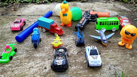 Menemukan Mainan Motor Mobil Polisi Pistol Mainan Bebek Pesawat