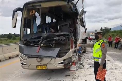 Truk Vs Bus Di Jalan Tol Trans Sumatera Bocah 7 Tahun Tewas Dan 7