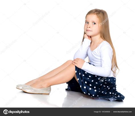 La niña está sentada en el suelo fotografía de stock lotosfoto1