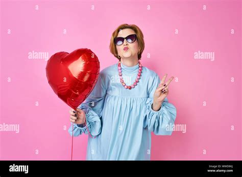 Jeune Femme Blonde Souffle Un Baiser Banque De Photographies Et Dimages Haute R Solution Alamy