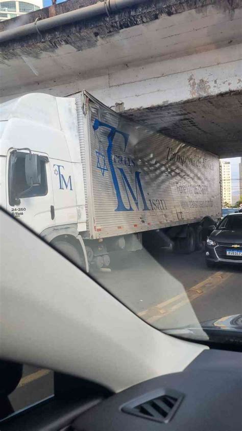 Caminhão fica preso embaixo de viaduto e complica trânsito em Nova Lima