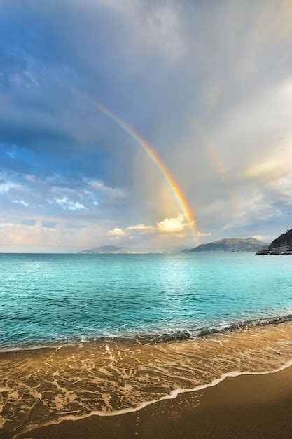 Ein außergewöhnlicher Regenbogen über dem Meer schafft eine magische