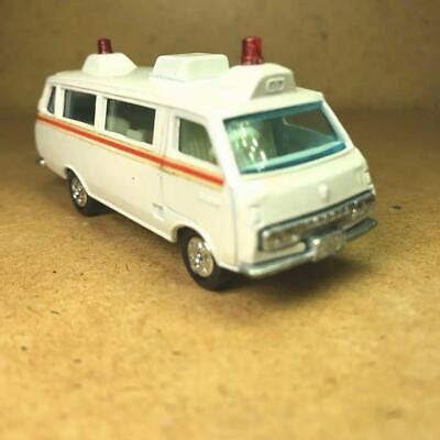 Made In Japan Tomica No Toyota Hiace Commuter Ambulance F Wheel