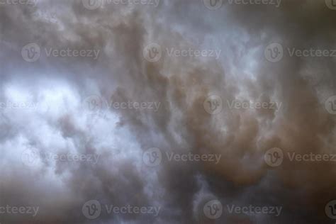 Stunning dark cloud formations right before a thunderstorm 10770562 ...