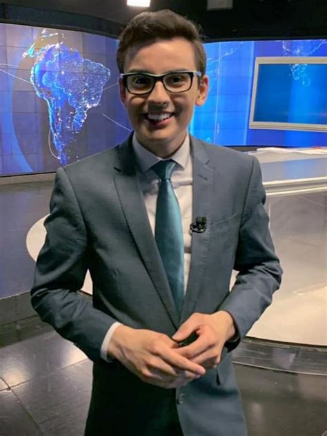 Apresentador é demitido do SBT por motivo bizarro Versus