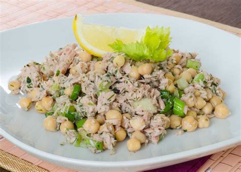 Salada de atum uma refeição rápida e deliciosa