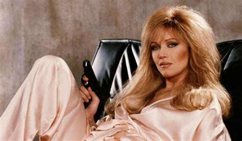 La actriz y Chica Bond Tanya Roberts aún Sigue viva Turquesa News