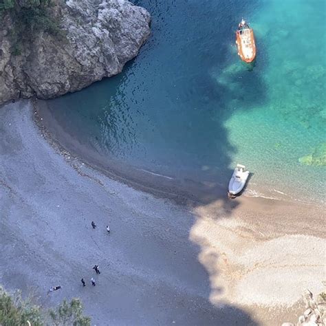 Il Vescovado Tragedia In Costiera Amalfitana Uomo Trovato Cadavere