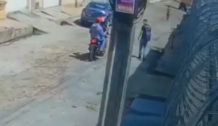 Vídeo suspeitos são flagrados praticando assaltos nas Zonas Sudeste e