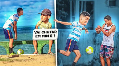 Jogador Chutando Bola Em Estranhos Pegadinha Youtube