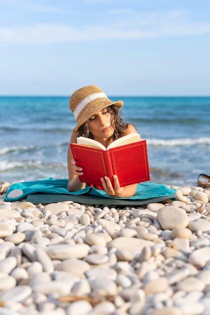 Une Femme Sexy En Bikini Qui Profite Des Vacances D T Sur La Plage Photo Premium