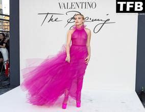 Florence Pugh Sexy Seen Braless Showing Off Her Nude Tits At The Valentino Haute Couture Show In