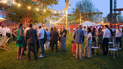 Plus de 600 personnes à la Garden party de Sporsora Affiches Parisiennes