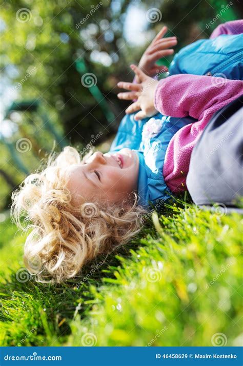 Portrait De Petite Fille Blonde Mignonne Image Stock Image Du Vert