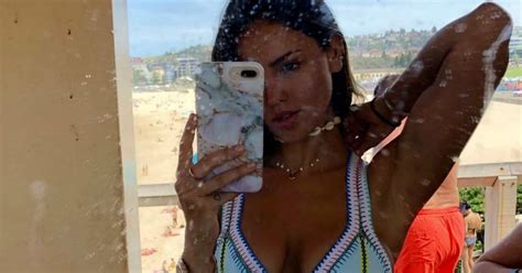 Eiza González posó desde el paraíso en bikini la estrella mexicana lució su abdomen plano Infobae