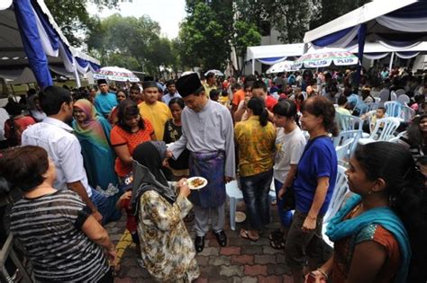 Umat Islam Di Malaysia Sambut Aidilfitri Hari Ini Semasa Mstar