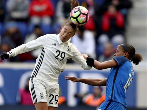 Faire des têtes au football serait plus risqué pour les femmes