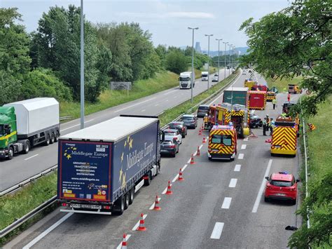 Faits Divers A35 Une Voiture Sencastre Sous Un Poids Lourd Un Mort