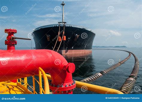 De Olietanker Brengt Olie Naar Het Vrachtschip Over Stock Afbeelding