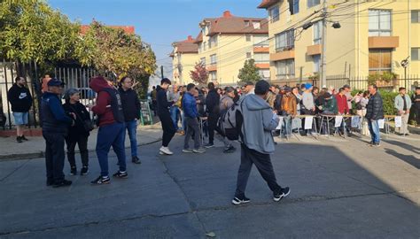 Gran aglomeración de personas en las afueras de local de votación en