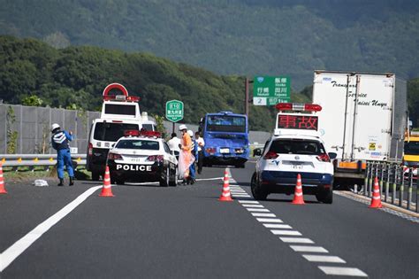 東九州道でトラックがバスに追突 16人けが 福岡・行橋 [写真特集3 6] 毎日新聞