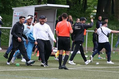 Fußball in Dortmund Polizei ermittelt nach Spielabbruch