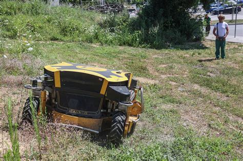 FOTO Može zamijeniti 5 radnika s trimerom Zrinjevac dobio robotske