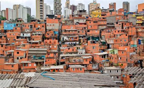 Mulheres protagonizam construção de casas na periferia