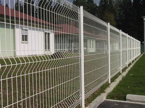 Welded wire mesh fence panels