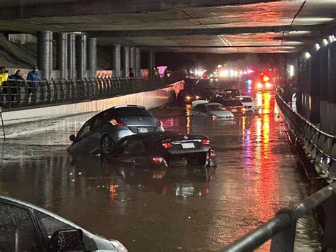 Mal tiempo e inundaciones en México autos bajo el agua en Naucalpan