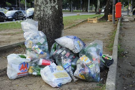 Fotos Greve De Garis Deixa Lixo Acumulado Nas Ruas Do Rio 13 03 2015