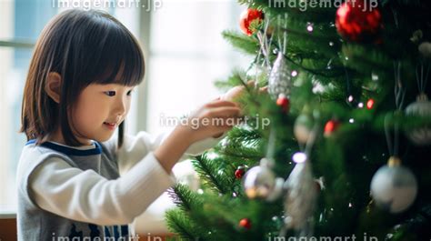 クリスマスツリーの飾りつけをする日本人の女の子、ai生成画像のイラスト素材 [236787164] イメージマート