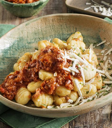 Kartoffel Gnocchi Mit Thunfisch Pesto Schwarzen Oliven Und Chili Rio