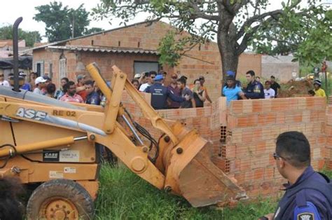 Prefeitura Come A Derrubar Casas Em Rea Invadida No Jardim Montevideu