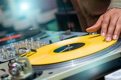 Dj Tocando Vinilo En Un Tocadiscos En Una Discoteca Foto Premium