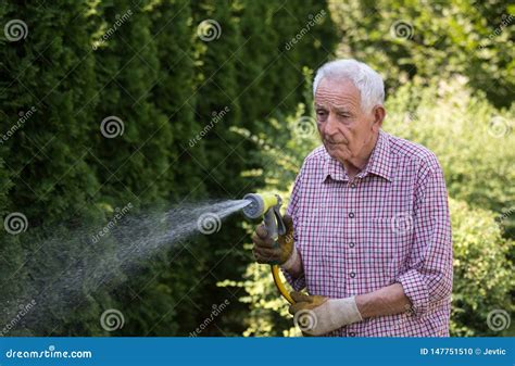 Bew Sserungsanlagen Des Alten Mannes Im Garten Stockfoto Bild Von